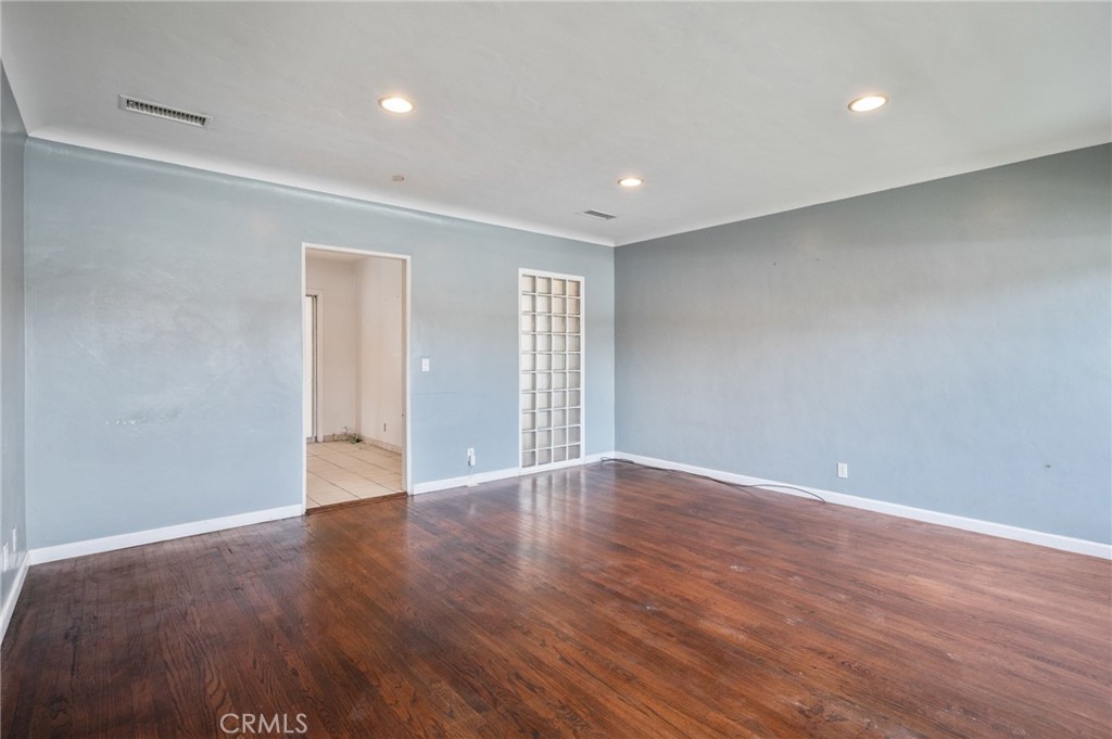 2736 E Jackson