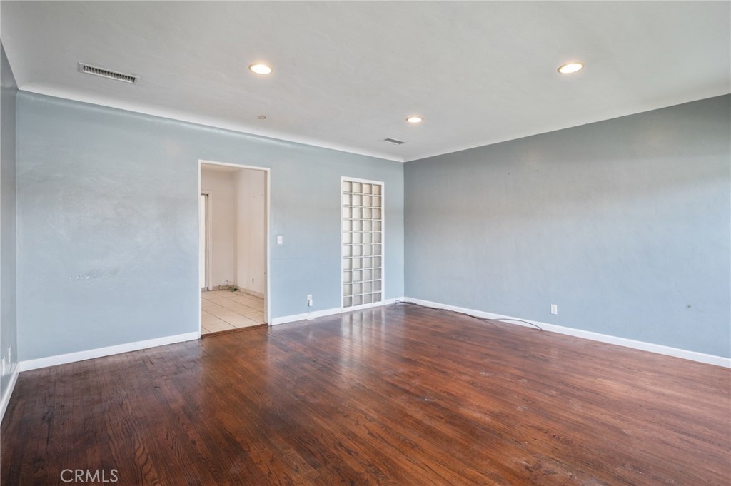 2736 E Jackson