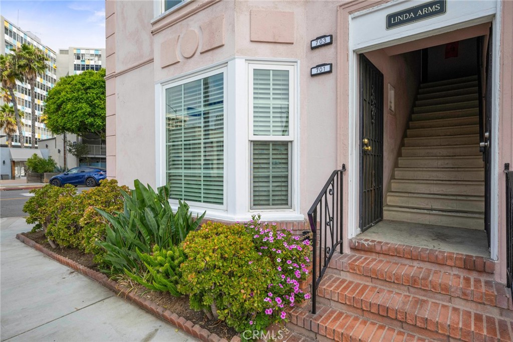 Step into this delightful corner unit in the historic Linda Arms, a quaint 10-unit building dating back to 1949. This bright corner unit showcases abundant natural light with original hardwood flooring, complemented by modern slate and laminate flooring in the kitchen and dining areas. Newer windows throughout complete the upgraded interior.
The completely remodeled kitchen features quartz countertops, a slate tile backsplash, and recessed lighting. Gas cooking with range hood, dishwasher and refrigerator are all included, along with a convenient built-in desk area perfect for workspace or meal planning.
Practical amenities include a full-size laundry closet with washer and dryer included, plus an additional community laundry facility available for convenience. The tankless water heater provides endless hot water, while original built-in storage adjacent to the bathroom offers ample space for linens and belongings.
Located minutes from Long Beach's vibrant waterfront amenities, this unit places you in the center of it all. Enjoy exceptional dining options, entertainment venues, and recreational activities just steps from your door. Convenient access to the Blue Line makes commuting effortless, while nearby freeway connections provide easy travel throughout Southern California.
Experience the perfect blend of historic charm and modern convenience in this well-maintained downtown gem. The Linda Arms offers intimate community living with the excitement of urban amenities right outside your door.