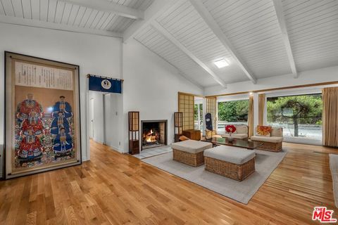 Photo of 2557 Laurel Pass, Los Angeles, CA 90046 (MLS # 26830309)