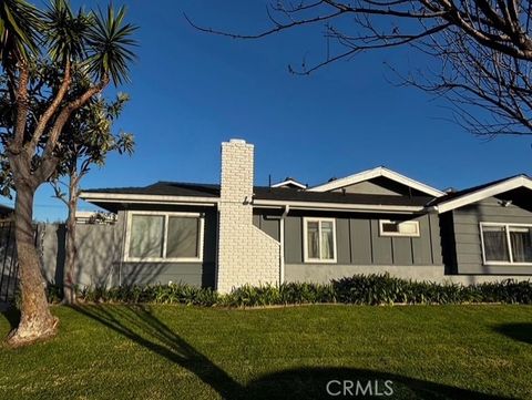Photo of 17132 Emerald Ln #4, Huntington Beach, CA 92647 (MLS # NP26045531)