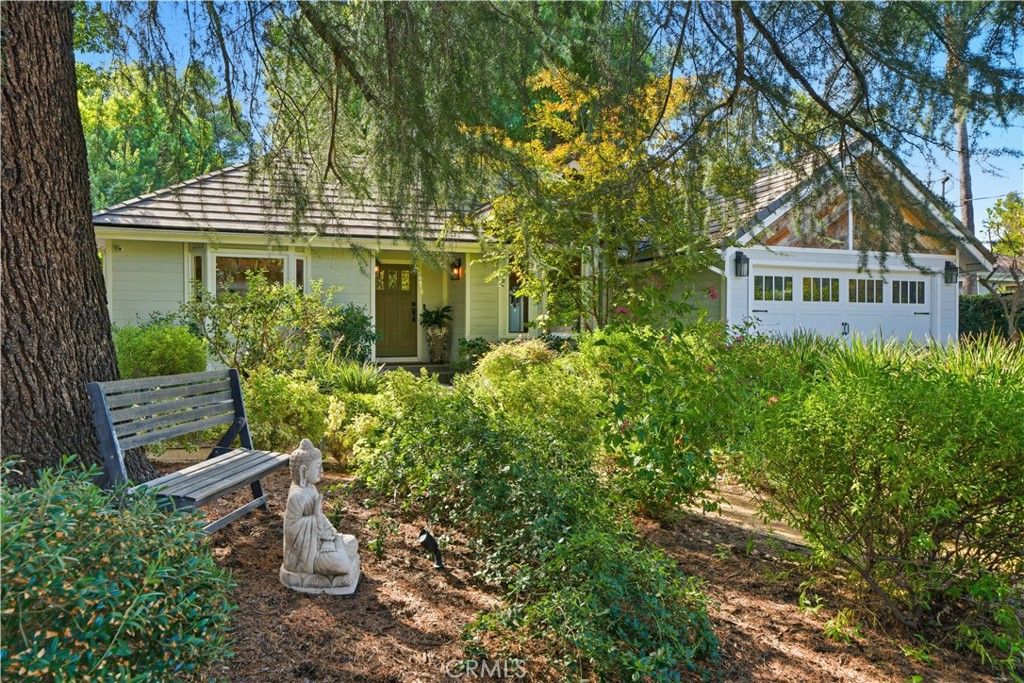 Photo of 23110 Canzonet St St, Woodland Hills, CA 91367 (MLS # SR25243023)