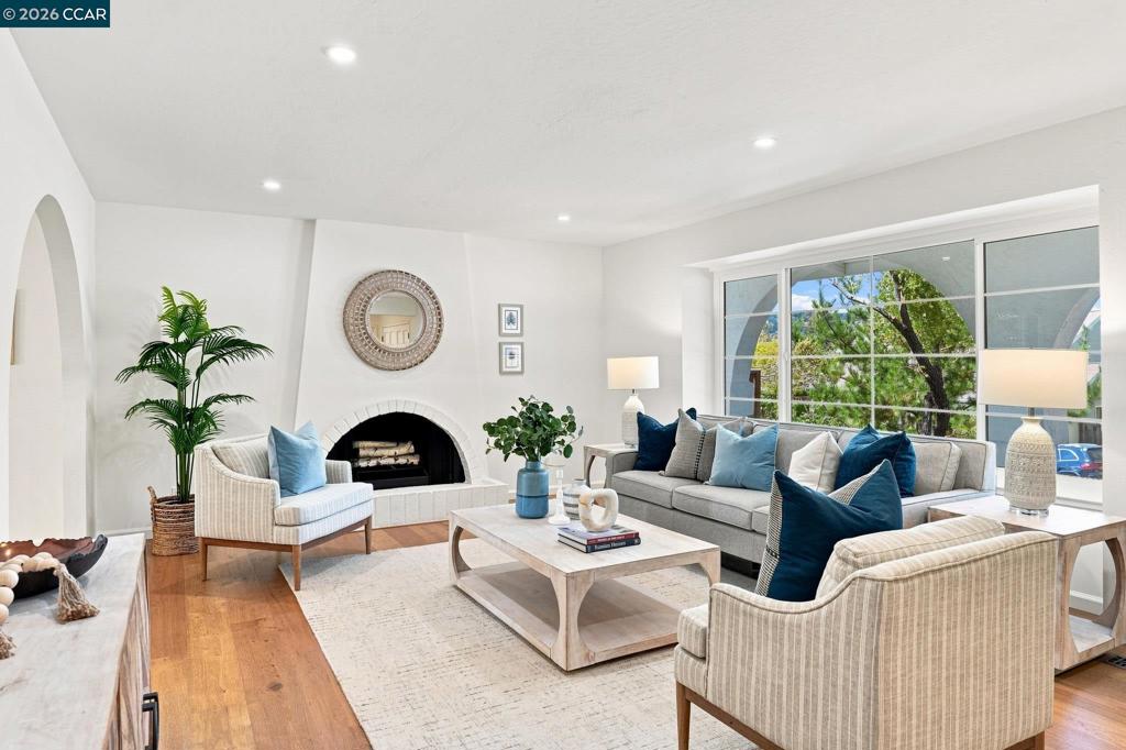 149 Sandringham Dr