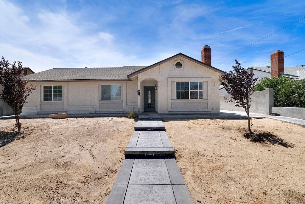 1108 E Lancaster