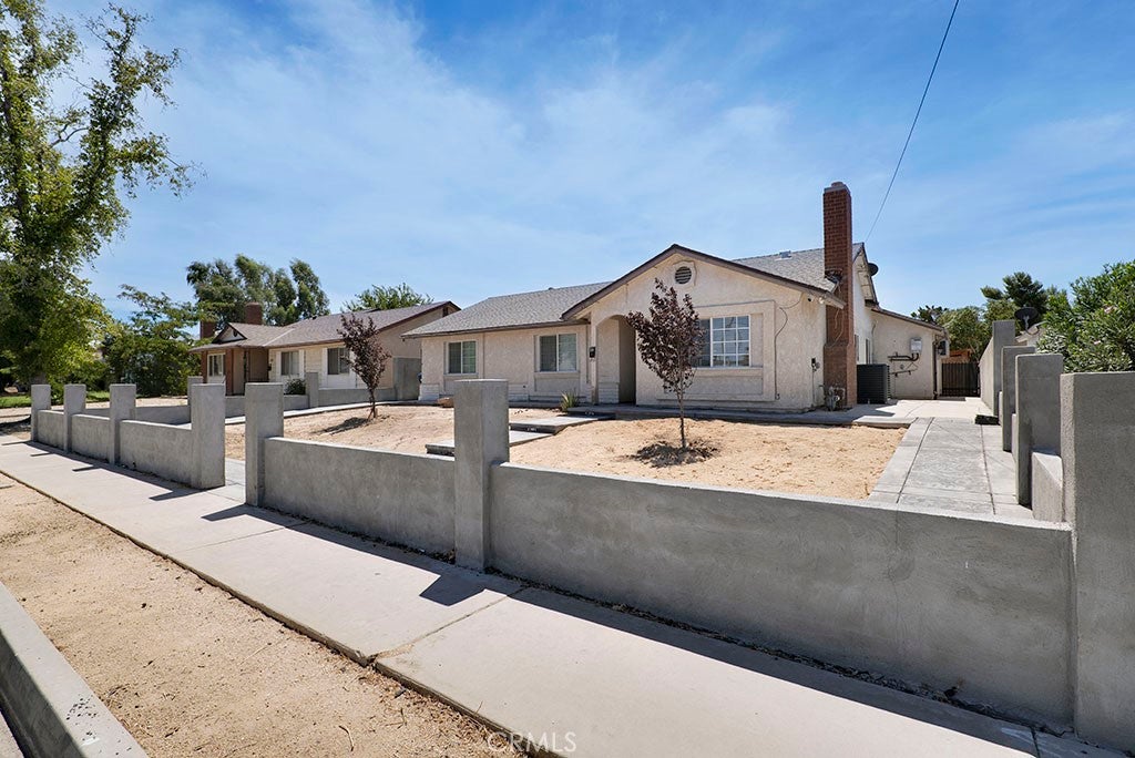 1108 E Lancaster