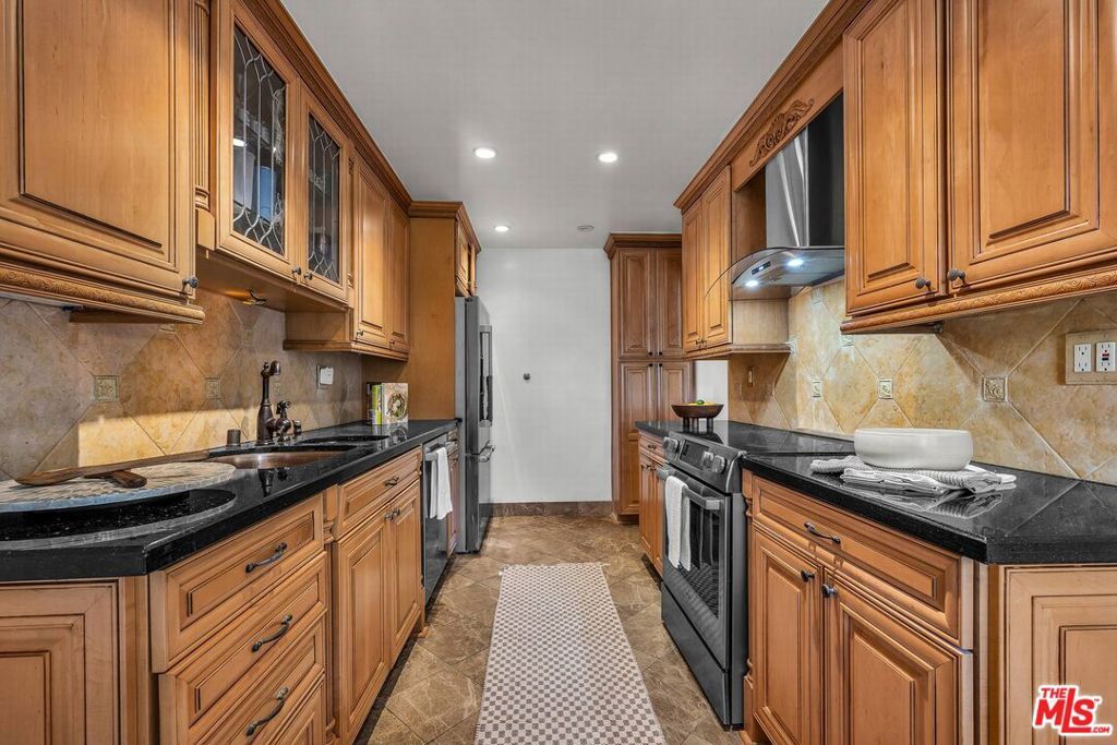 Photo of 914 Lincoln Boulevard #301, Santa Monica, CA 90403 (MLS # 26668009)