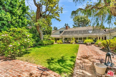 Photo of 701 N Sierra Drive, Beverly Hills, CA 90210 (MLS # 25615893)