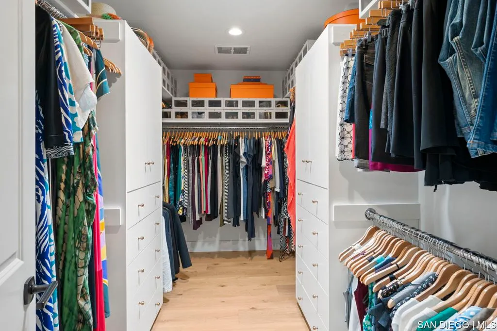 La Jolla, California 92037, United States, 5 Bedrooms Bedrooms, ,6 BathroomsBathrooms,Residential,Active,164083