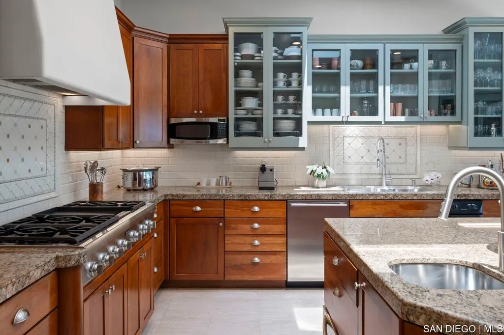 La Jolla, California 92037, United States, 5 Bedrooms Bedrooms, ,6 BathroomsBathrooms,Residential,Active,164083