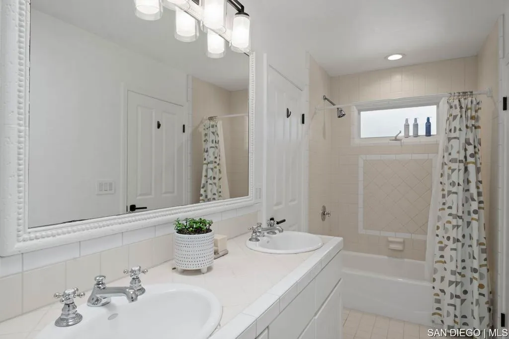 La Jolla, California 92037, United States, 5 Bedrooms Bedrooms, ,6 BathroomsBathrooms,Residential,Active,164083