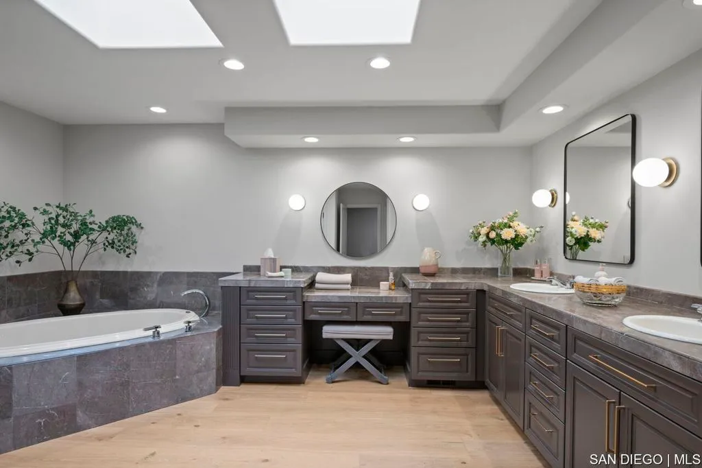 La Jolla, California 92037, United States, 5 Bedrooms Bedrooms, ,6 BathroomsBathrooms,Residential,Active,164083