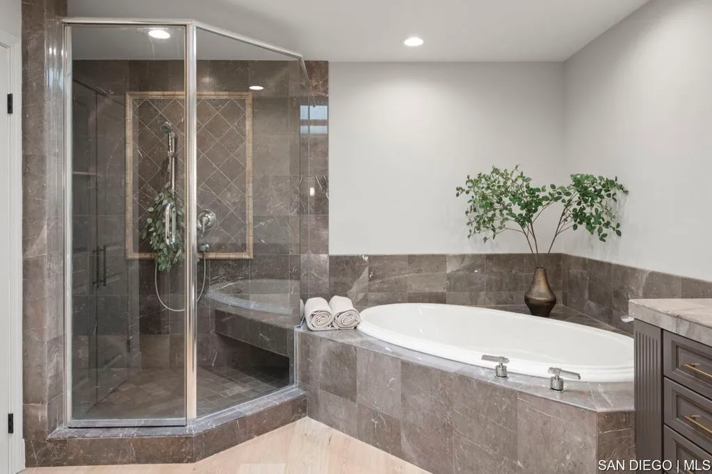 La Jolla, California 92037, United States, 5 Bedrooms Bedrooms, ,6 BathroomsBathrooms,Residential,Active,164083