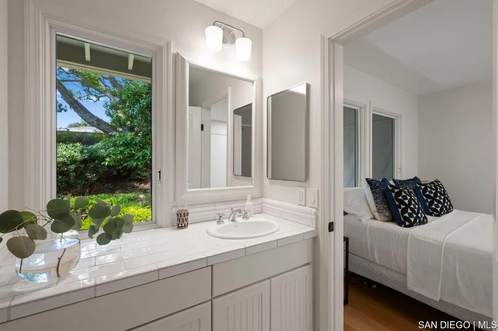 La Jolla, California 92037, United States, 5 Bedrooms Bedrooms, ,6 BathroomsBathrooms,Residential,Active,164083