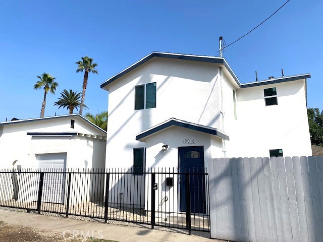 Main image without alt text