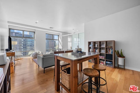 Photo of 801 S Grand Avenue #1604, Los Angeles, CA 90017 (MLS # 26988153)