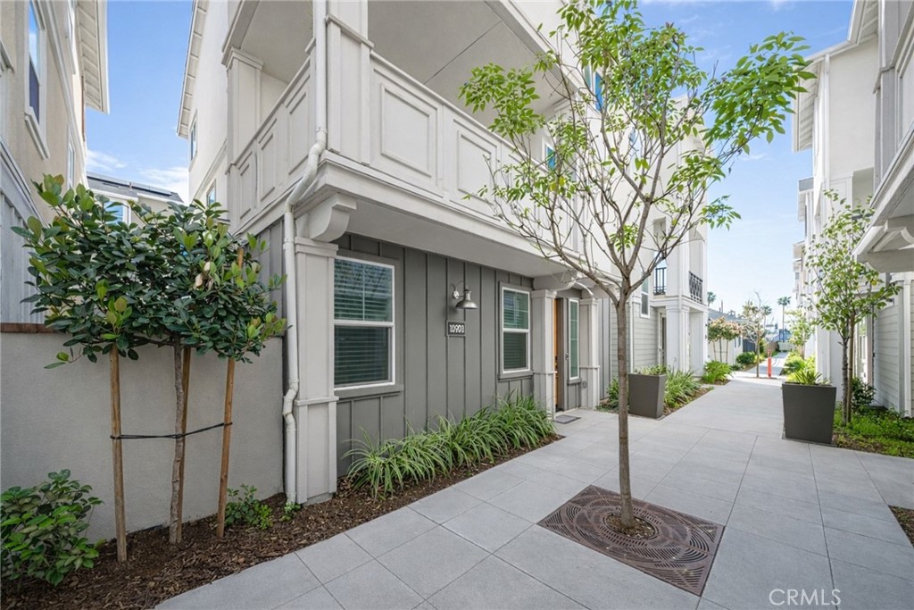 1090 North Anaheim Boulevard 1