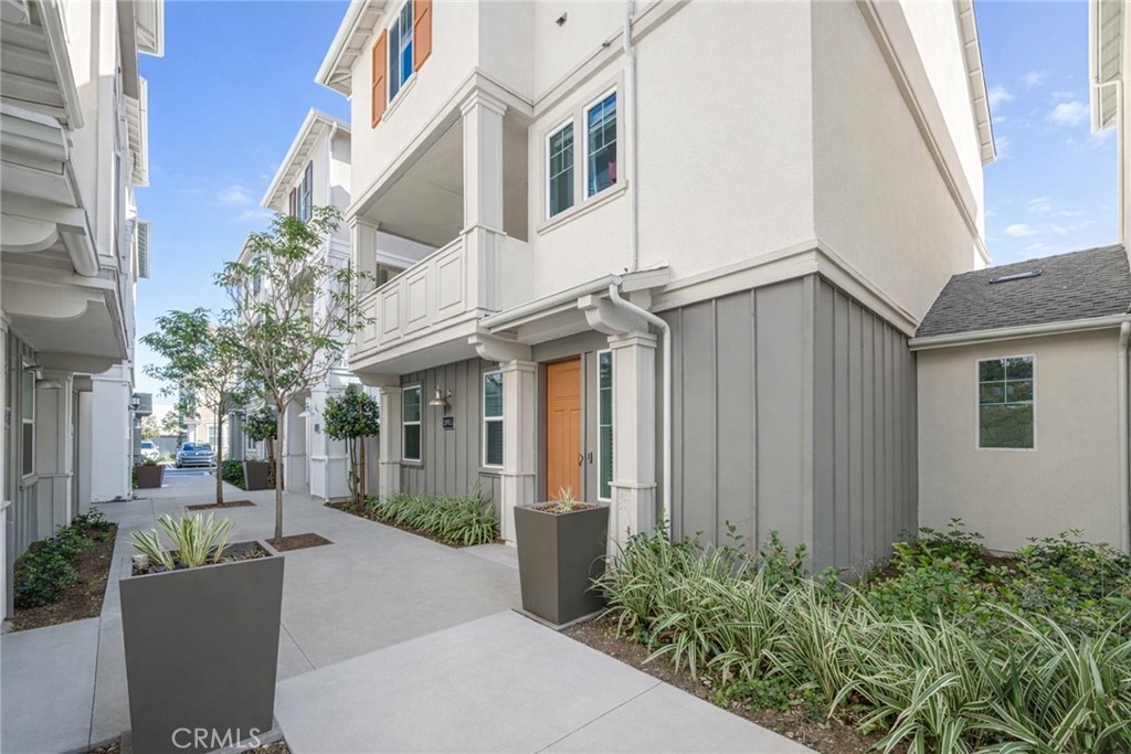 1090 North Anaheim Boulevard 1