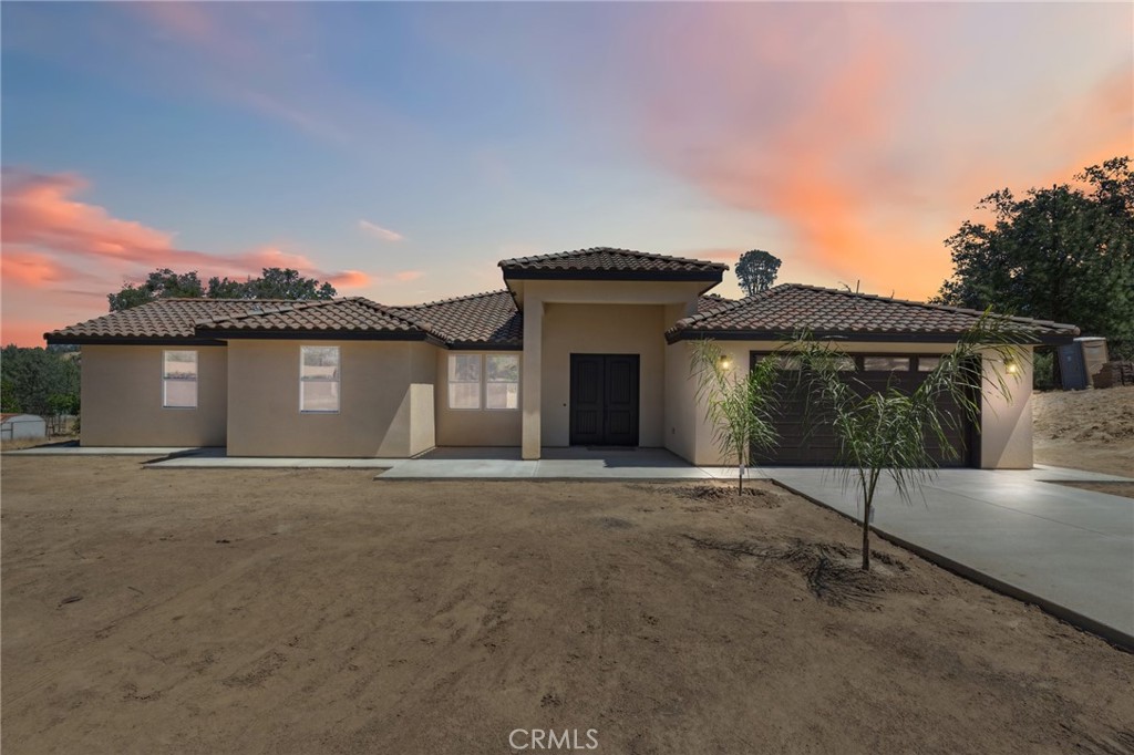 Brand-New Build in Yosemite Lakes Park! This beautiful 4-bed, 3-bath home sits on 1.24 acres with 2,196 sq ft of open living space. Enjoy high ceilings and a spacious kitchen with a large island, and stainless steel appliances. Located in a community with amenities like golf, tennis, trails, and more. Just minutes from Fresno and Yosemite. Modern comfort meets country charm. Schedule your showing today!