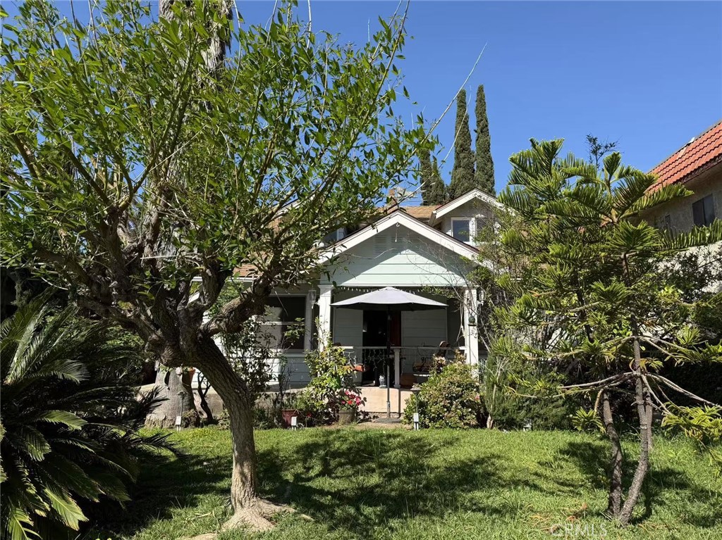 Newly Renovated Units for Rent in Prime Pasadena Location ?
Welcome to this beautifully upgraded triplex in the heart of Pasadena! Two units are currently available, offering modern finishes, spacious layouts, and unbeatable location convenience — perfect for families, professionals, or students.