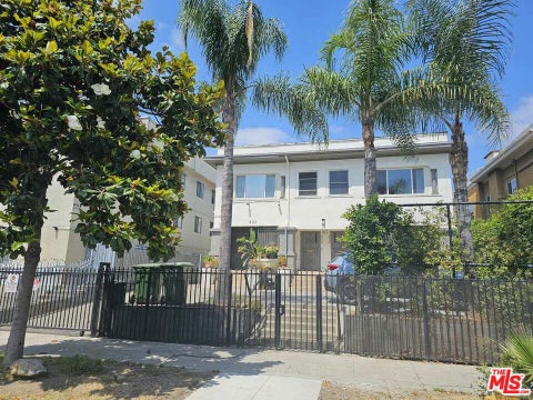Photo of 831 S Catalina Street, Los Angeles, CA 90005 (MLS # 26854189)
