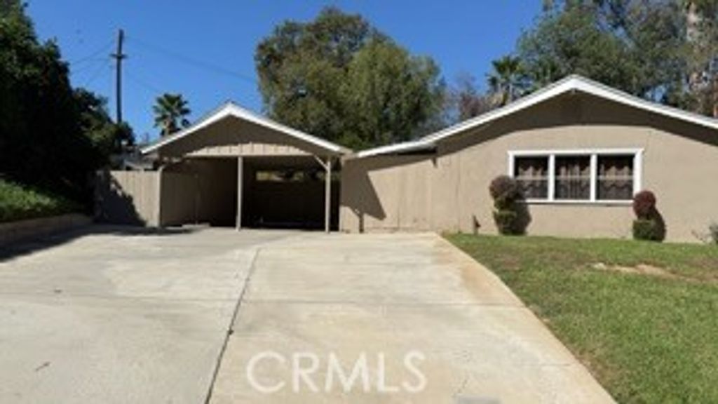 Photo of 134 W Broadbent Dr, Riverside, CA 92507 (MLS # CV25242623)
