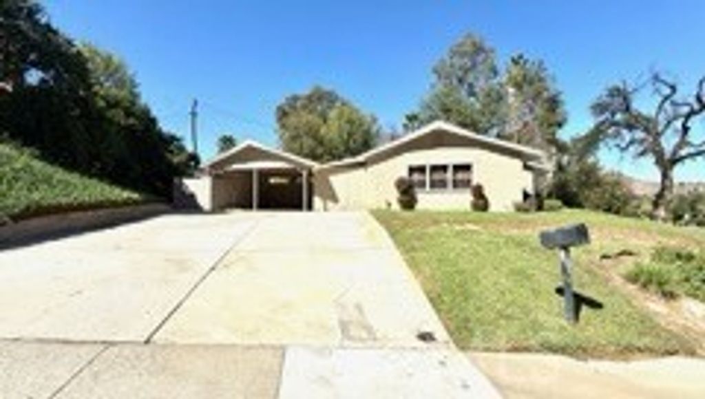 Photo of 134 W Broadbent Dr, Riverside, CA 92507 (MLS # CV25242623)