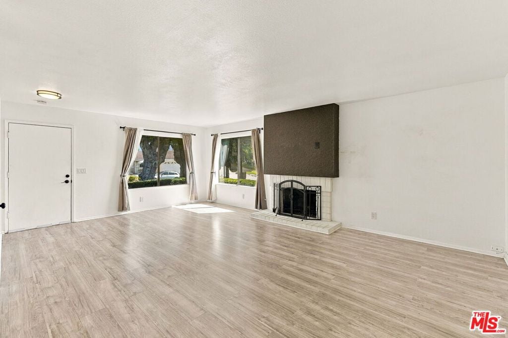 4315 Via De Los Robles