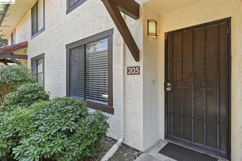 205 Del Valle Cir Cir, El Sobrante CA 94803