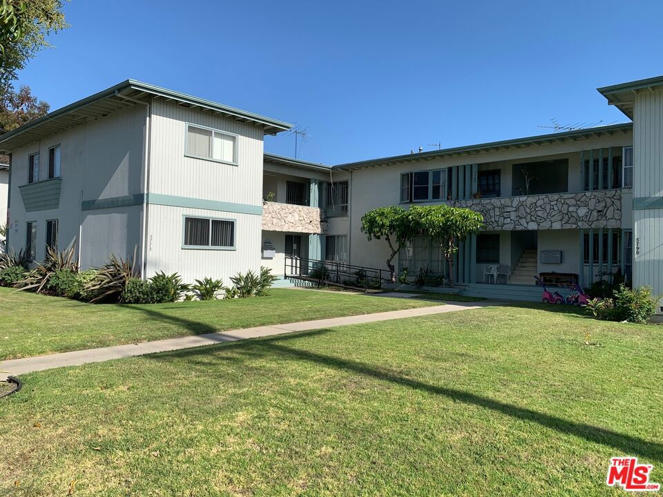This spacious and well appointed top floor condo unit has been freshly painted it comes complete with Washer and Dryer in unit, a brand new A/C, a separate office / bonus space off the living room and two good sized bedrooms. Set on well maintained grounds and located in this new hot area of Mid City Los Angeles, you are just a stones throw from the Expo Line and other great transport links and the Baldwin Hills area is centrally located enabling quick access to any part of the city. Virtually in the shadow of the new Cumulus Project, a brand new and state of the art mixed use complex which will include a Whole Foods Market and other awesome amenities. Don't delay, apply today and come live in this exciting and developing area of LA.