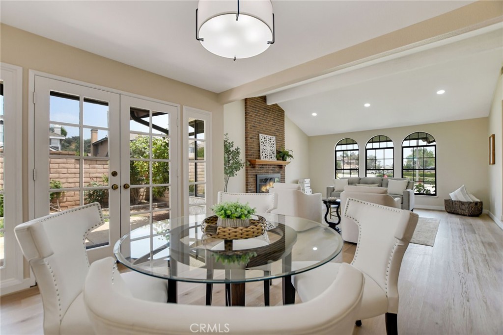 5697 Los Robles