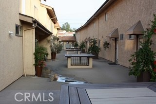 Beautiful condo located in the heart of Burbank. Unit features high ceilings, huge bedrooms, and lots of space. Comes with washer and dryer in the unit. May be delivered furnished as well.