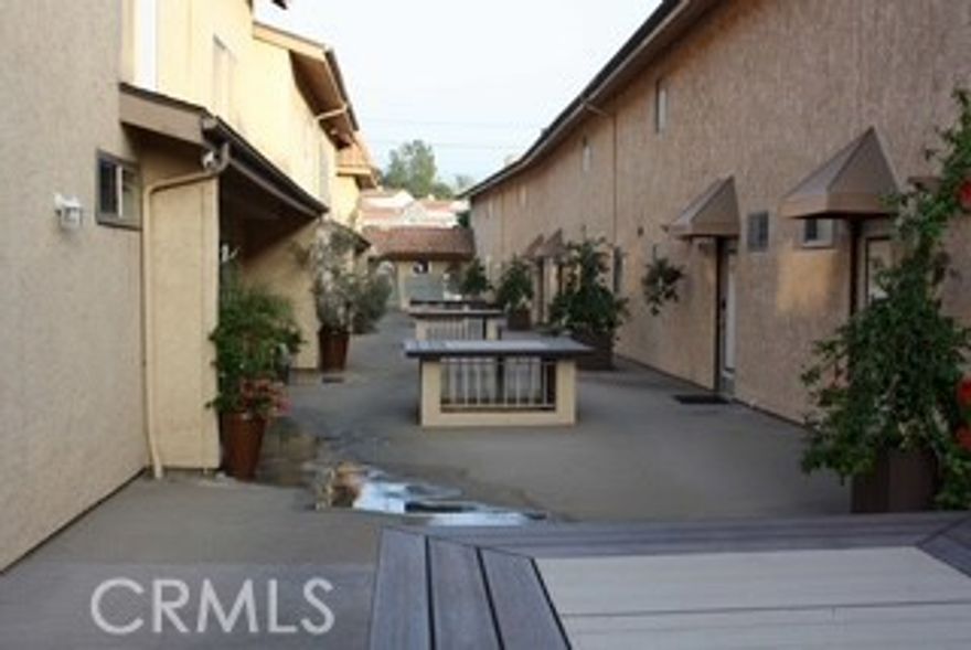 Beautiful condo located in the heart of Burbank. Unit features high ceilings, huge bedrooms, and lots of space. Comes with washer and dryer in the unit. May be delivered furnished as well.