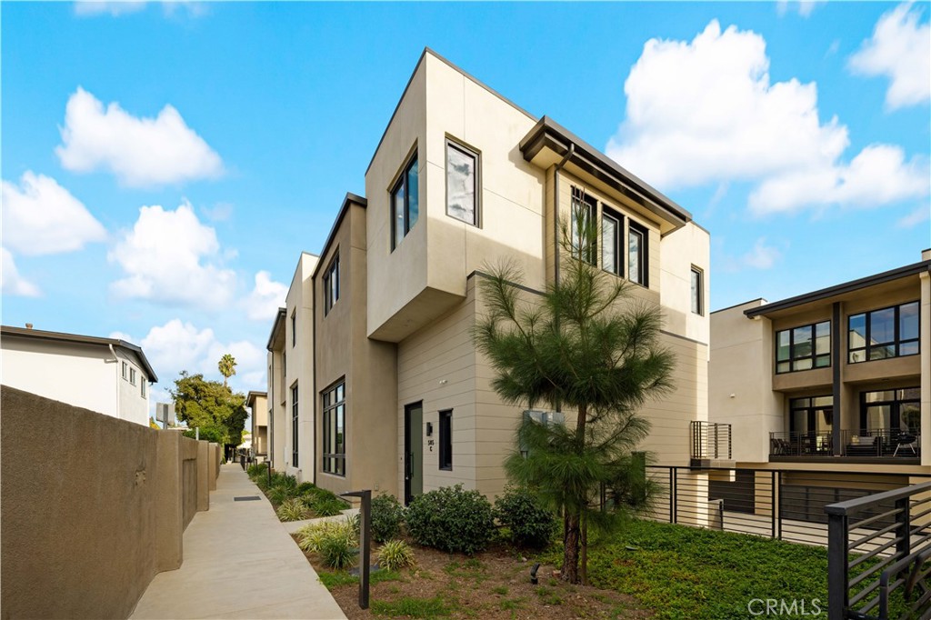 Well-maintained 3BR/2.5BA townhome in the heart of Arcadia. This home features a spacious living area, functional kitchen, and private patio. Upstairs offers a large primary suite with walk-in closet plus two additional bedrooms. Attached 2-car garage, in-unit laundry, and convenient location close to award-winning Arcadia schools, shopping, dining, and parks.