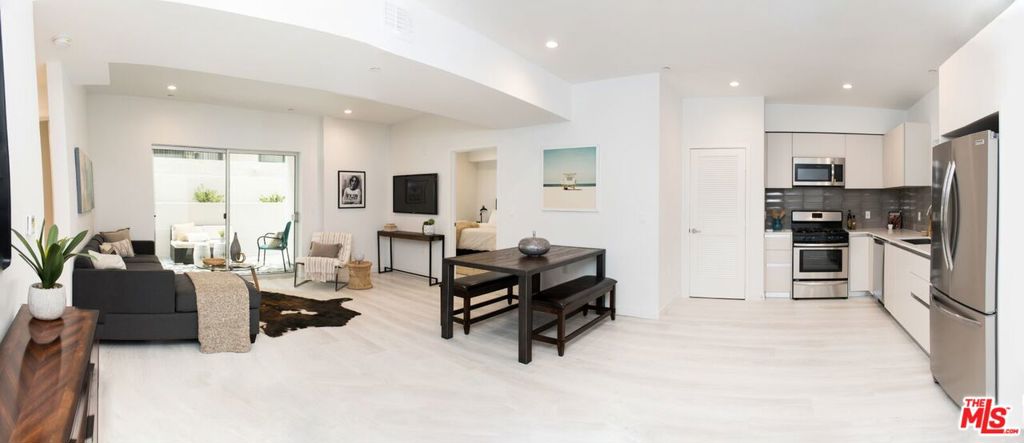 Properties 1 625 S BARRINGTON Avenue 202