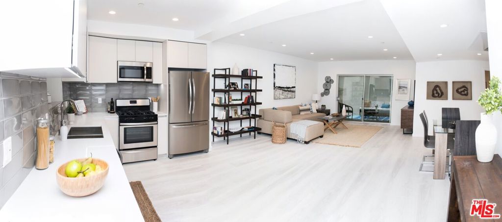 Properties 4 625 S BARRINGTON Avenue 202