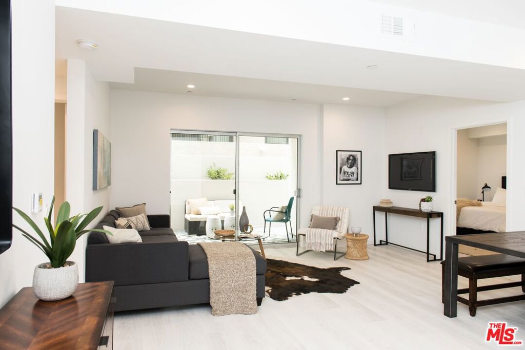 Properties 2 625 S BARRINGTON Avenue 202