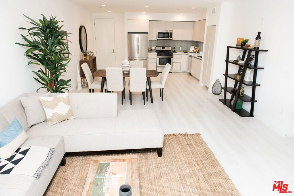 Properties 3 625 S BARRINGTON Avenue 202