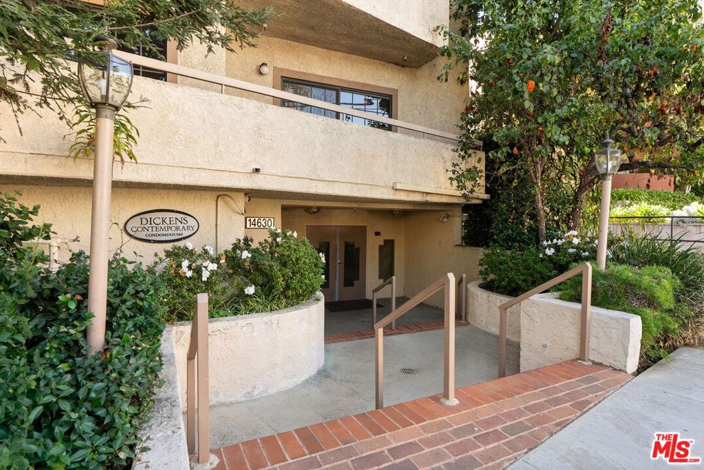 Photo of 14630 Dickens Street #105, Sherman Oaks, CA 91403 (MLS # 26996721)