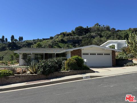 Photo of 1271 El Hito Circle, Pacific Palisades, CA 90272 (MLS # 26660505)