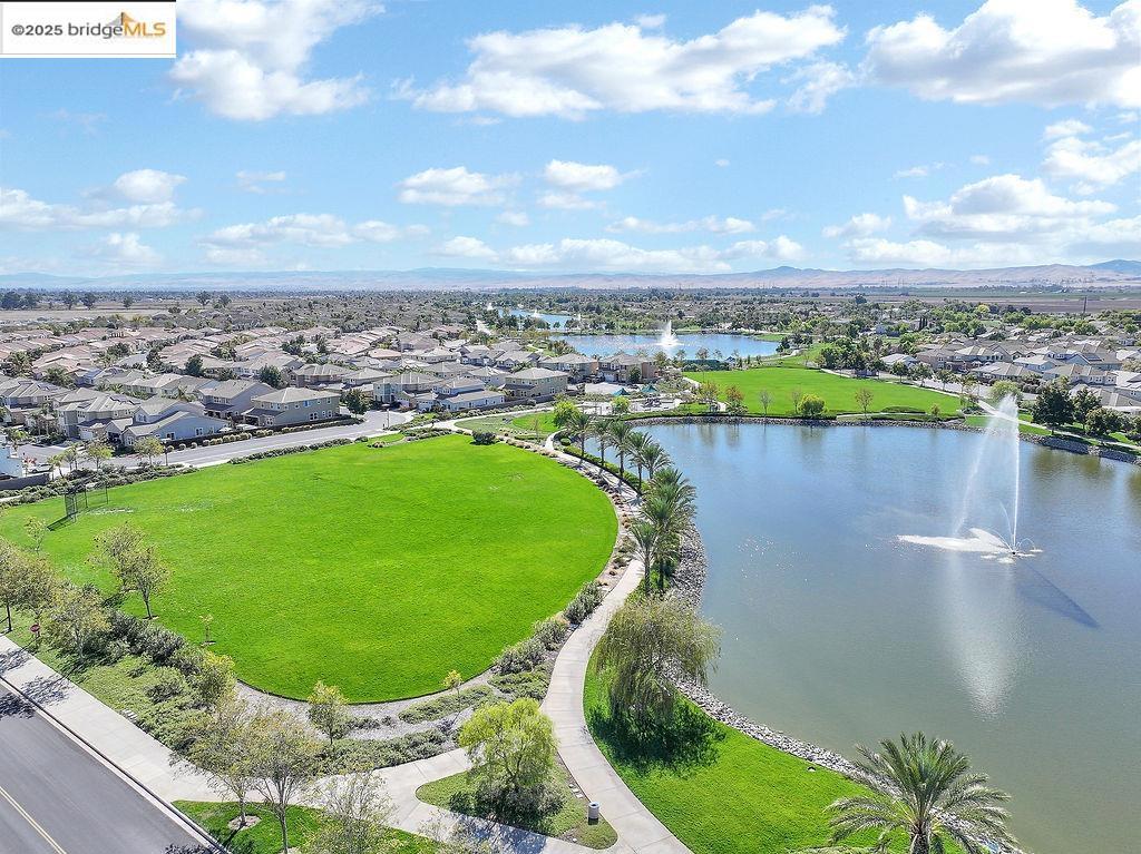 THE LAKES - Residential