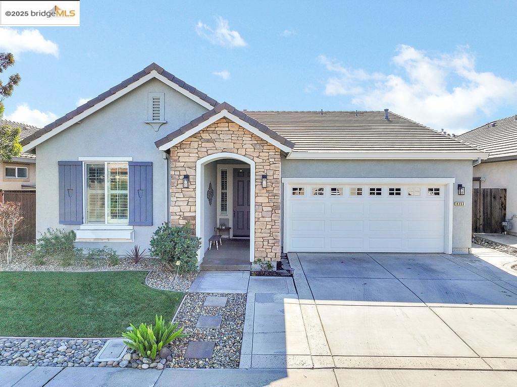 Adorable single-story home in the highly sought-after gated community of The Lakes in Discovery Bay! This updated gem features an open-concept layout with laminate flooring throughout, a water softener system, shutters on all bedroom windows & a designated laundry room with extra storage space. The beautifully designed kitchen boasts granite countertops, ample cabinet space, stainless steel appliances, and a spacious walk-in pantry. The primary suite offers a relaxing retreat with a soaking tub, stall shower, dual vanities, and a large walk-in closet. Step outside to a landscaped backyard with a cozy California room featuring a built-in fireplace, perfect for year-round enjoyment. Located in a vibrant community with walking trails around the lakes, multiple playgrounds, large grassy areas, and fun community events throughout the year. The Lakes is more than a neighborhood, it’s a lifestyle. Don’t miss your chance to call this charming home yours! Check out the 3D Matterport Tour: https://my.matterport.com/show/?m=Luze555ZJCP