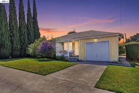 Photo of 4035 Somerset Avenue Ave, Castro Valley, CA 94546 (MLS # 41131642)