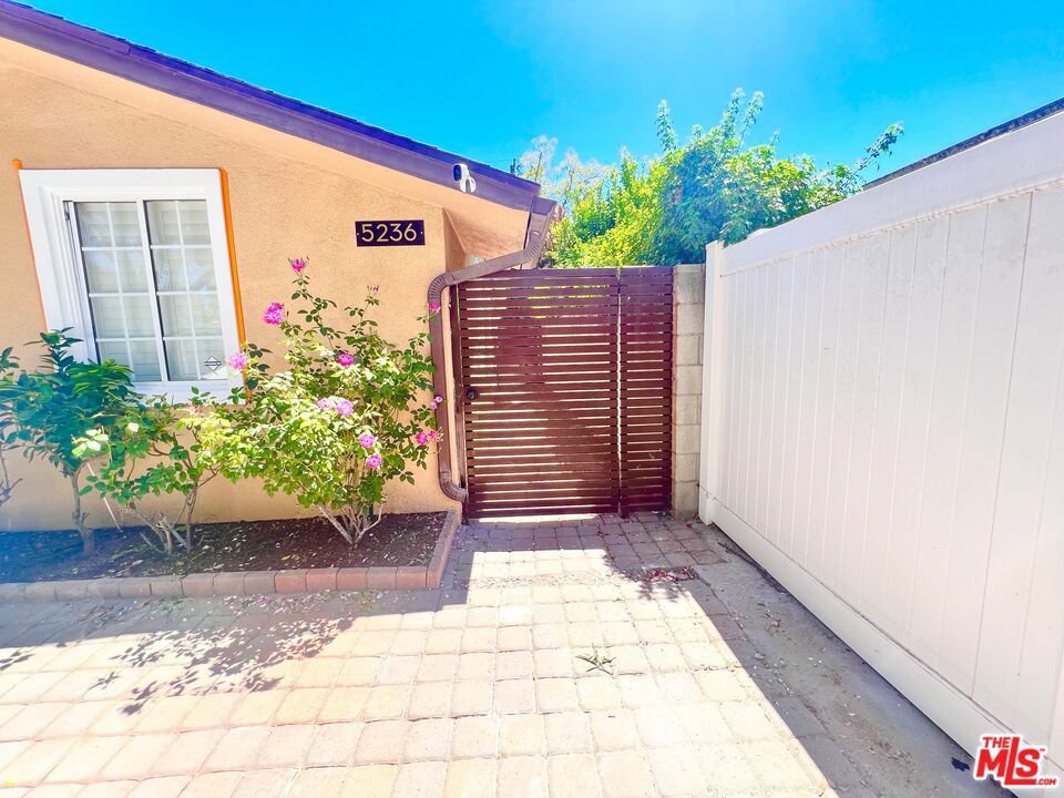 Welcome to gorgeous Junior ADU located in one of the most highly sought after areas of Sherman Oaks! This beautiful studio JADU was built in 2024, and is located inside a securely gated property. It has its own separate gate for private entry way. Utilities (water, electricity, gas) are included. Furnished option available! (Some of the photos have been taken before the previous tenants)