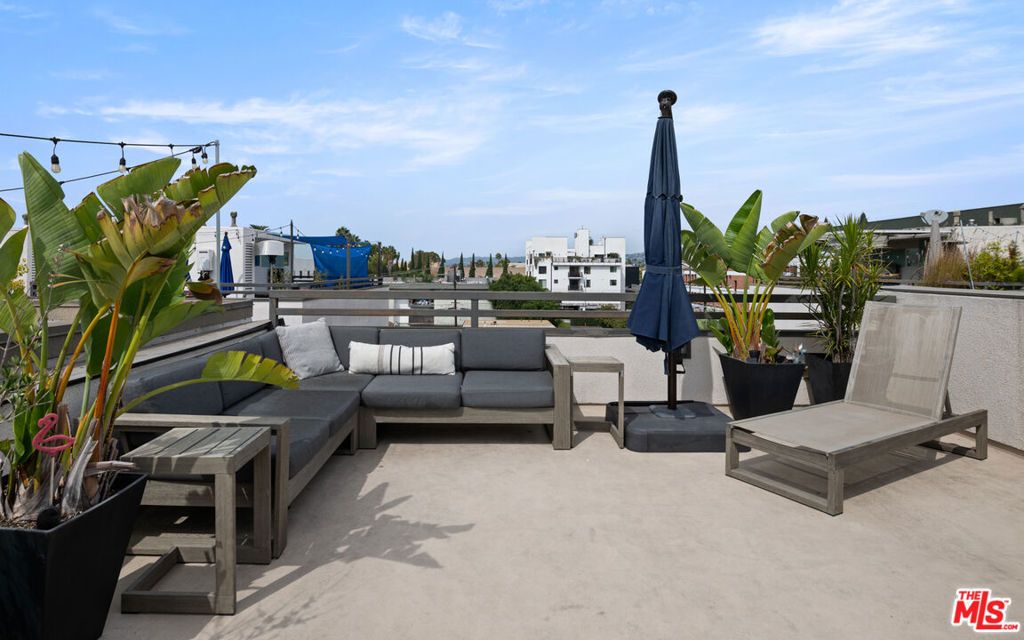 Photo of 660 N Gramercy Place, Los Angeles, CA 90004 (MLS # 25583589)