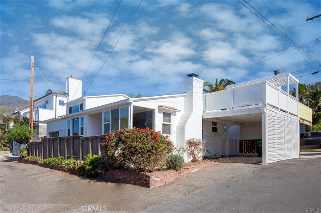 Vintage south Laguna cottage featuring 2 bedrooms & 2 bathrooms, original hardwood floors, ocean views, large open living room with wood
burning fireplace, vaulted ceilings, lots of natural light from the numerous windows, original beadboard, formal dining nook, kitchen with breakfast
bar, carport plus tandem parking, wrap around patio, concluding with the best part: a large ocean view roof deck with room for both a dining table
& outdoor sofa. This home is conveniently located on a corner lot & only a few blocks away from Tablerock & West Street beaches, multiple
restaurants, the Laguna Beach Community Garden & Village Green Park... So enjoy cozying up at home or it's an easy walk to any of these places!