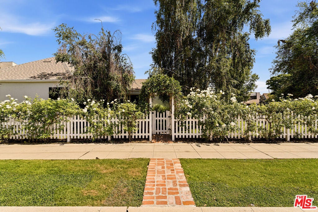 11357 Aqua Vista Street, Studio City CA 91602