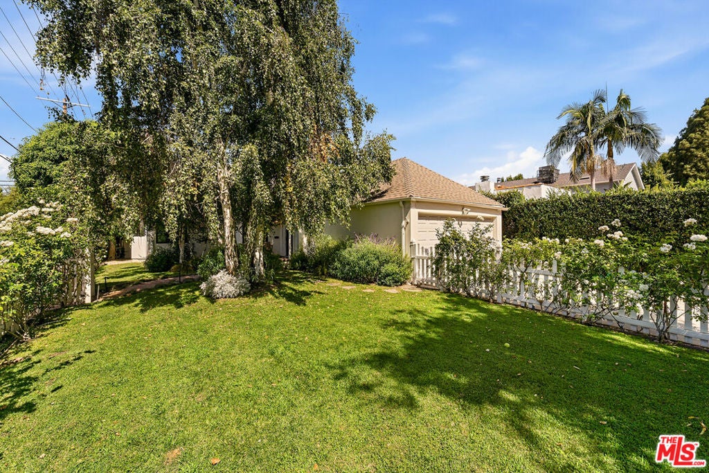 11357 Aqua Vista Street