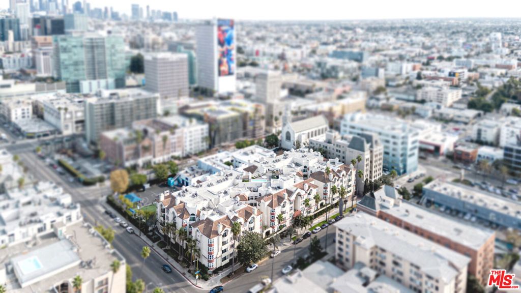 Photo of 620 S Gramercy Place #105, Los Angeles, CA 90005 (MLS # 25587031)