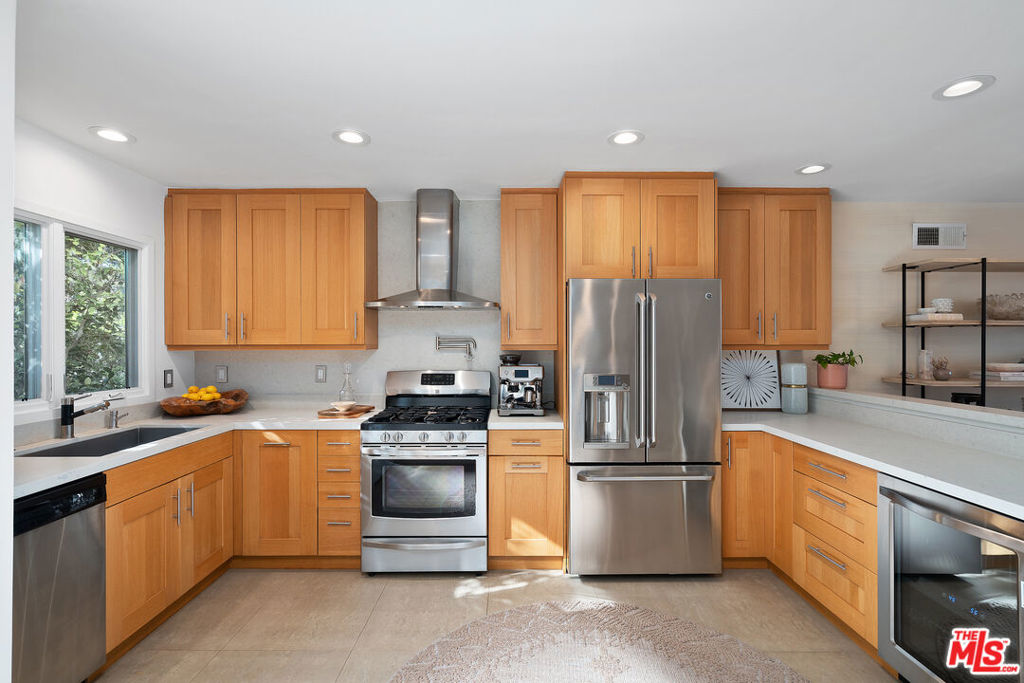 253 S Barrington Avenue D5