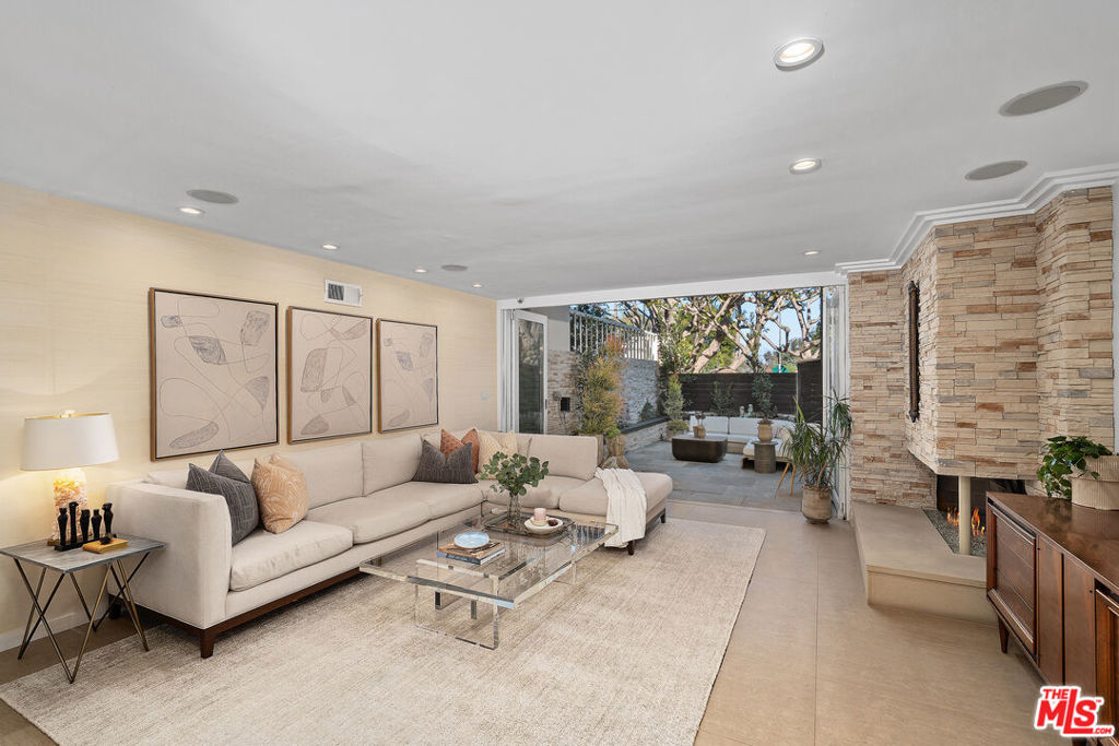253 S Barrington Avenue D5